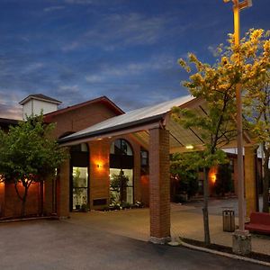 Howard Johnson By Wyndham Waukegan Great Lakes